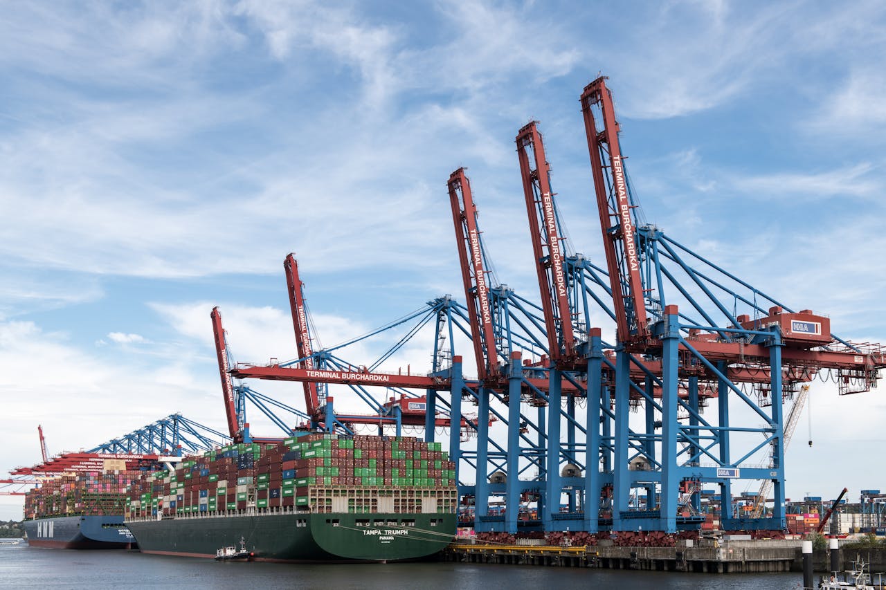 Es un Barco simulando los aranceles entre China y España